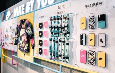 除了DIY球鞋，NIKE還推出服裝專屬定制服務(wù)！盡情發(fā)揮再也不怕撞衫！手機(jī)殼定制服務(wù)也來(lái)了